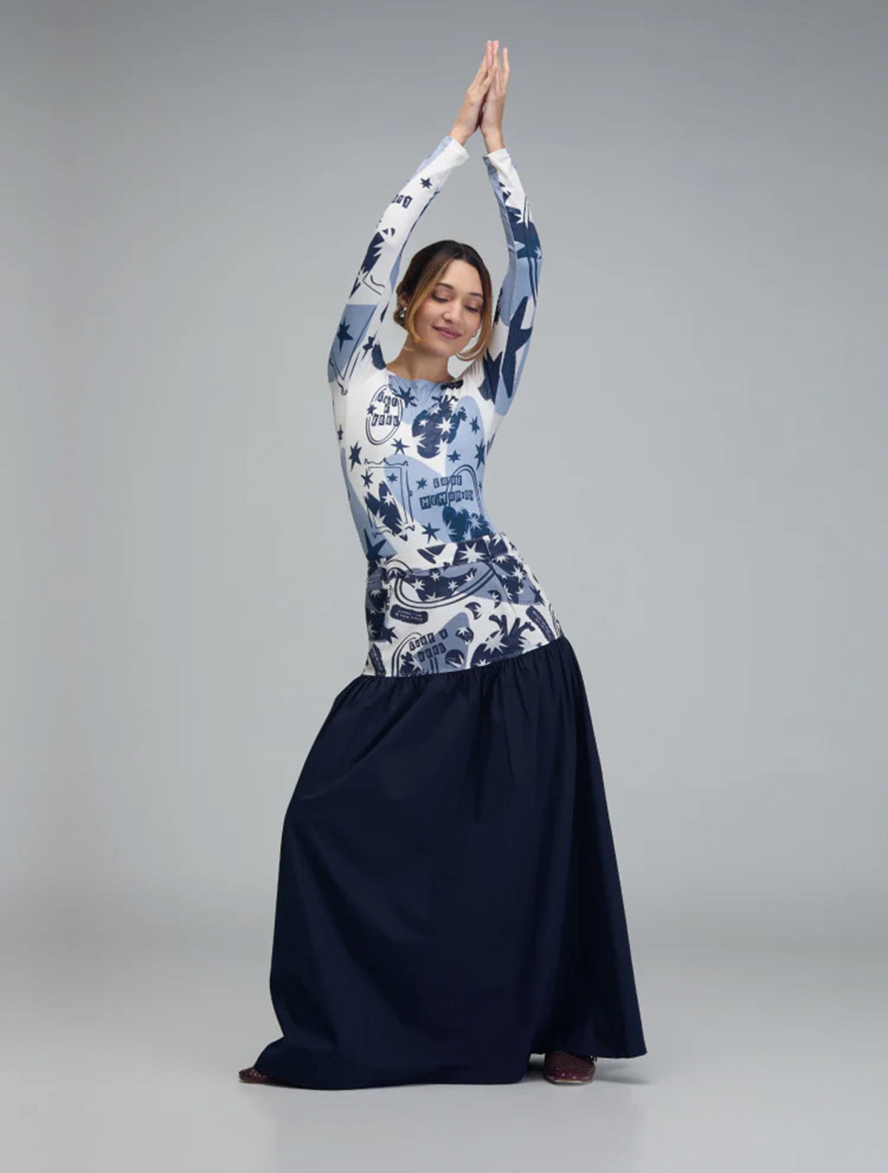 Falda midi azul con bordado Live & Feel para mujer – Juliana Sanchez | Casa Precis, Concept Store. Primer plano.