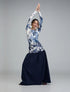 Falda midi azul con bordado Live & Feel para mujer – Juliana Sanchez | Casa Precis, Concept Store. Primer plano.
