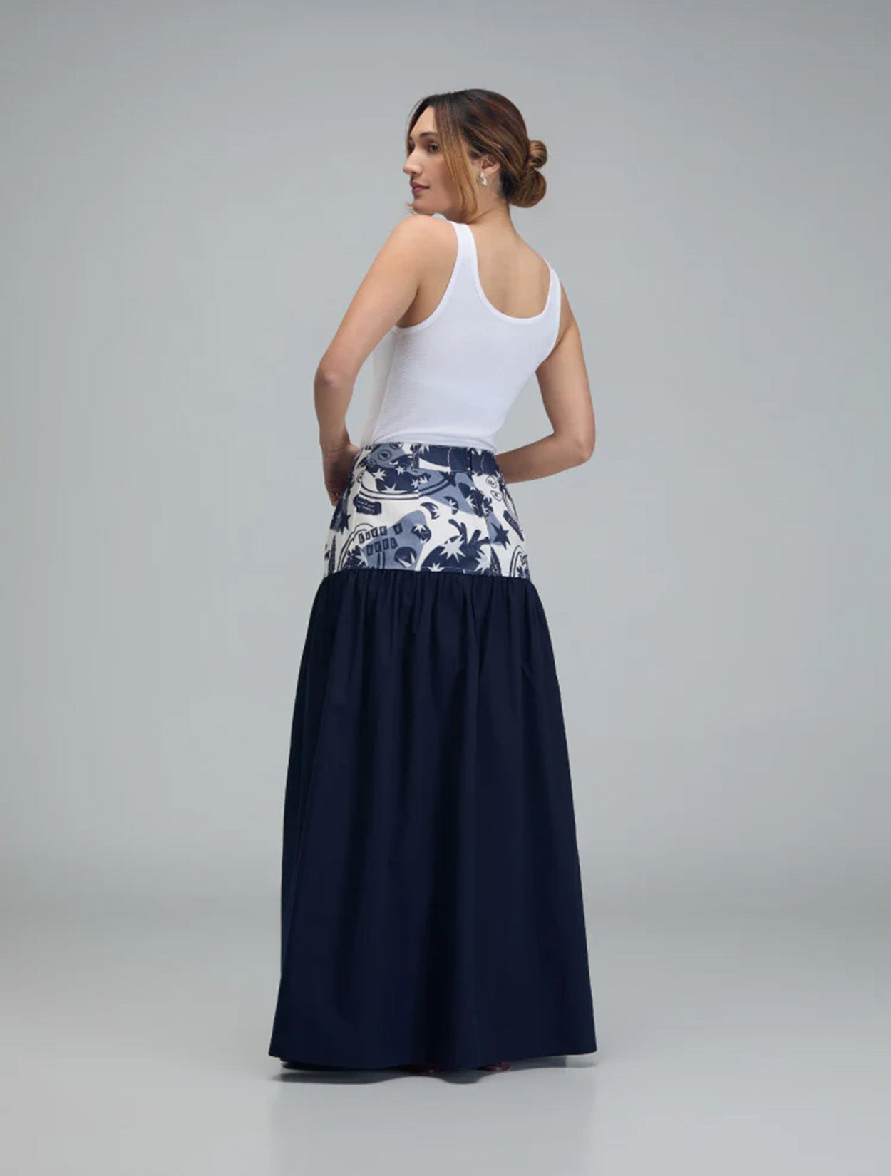 Falda midi azul con bordado Live & Feel para mujer – Juliana Sanchez | Casa Precis, Concept Store. Segundo plano.