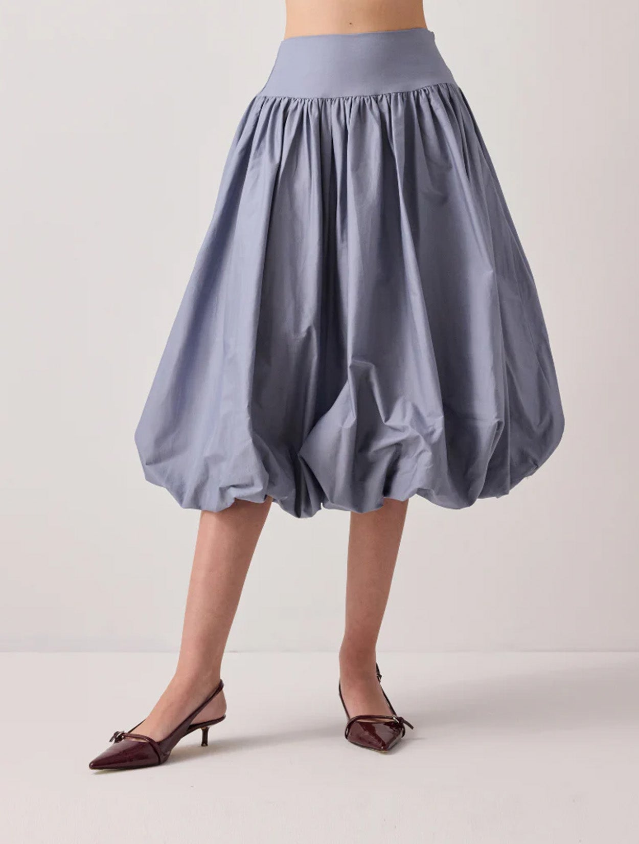 Falda Serena de Nord & Sud con silueta fluida y corte midi en textil premium para mujer – Moda colombiana elegante | Casa Precis, Concept Store. Tercer plano.