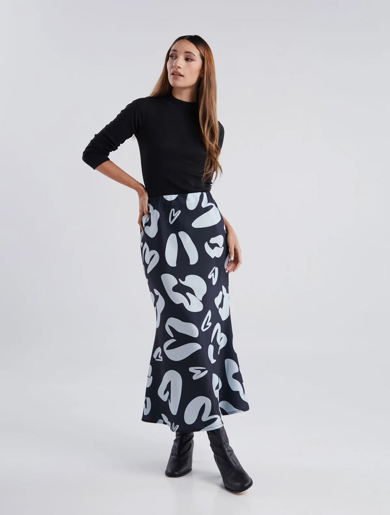 Falda midi azul con bordado Soy Libre para mujer – Juliana Sanchez | Casa Precis, Concept Store. Primer plano.