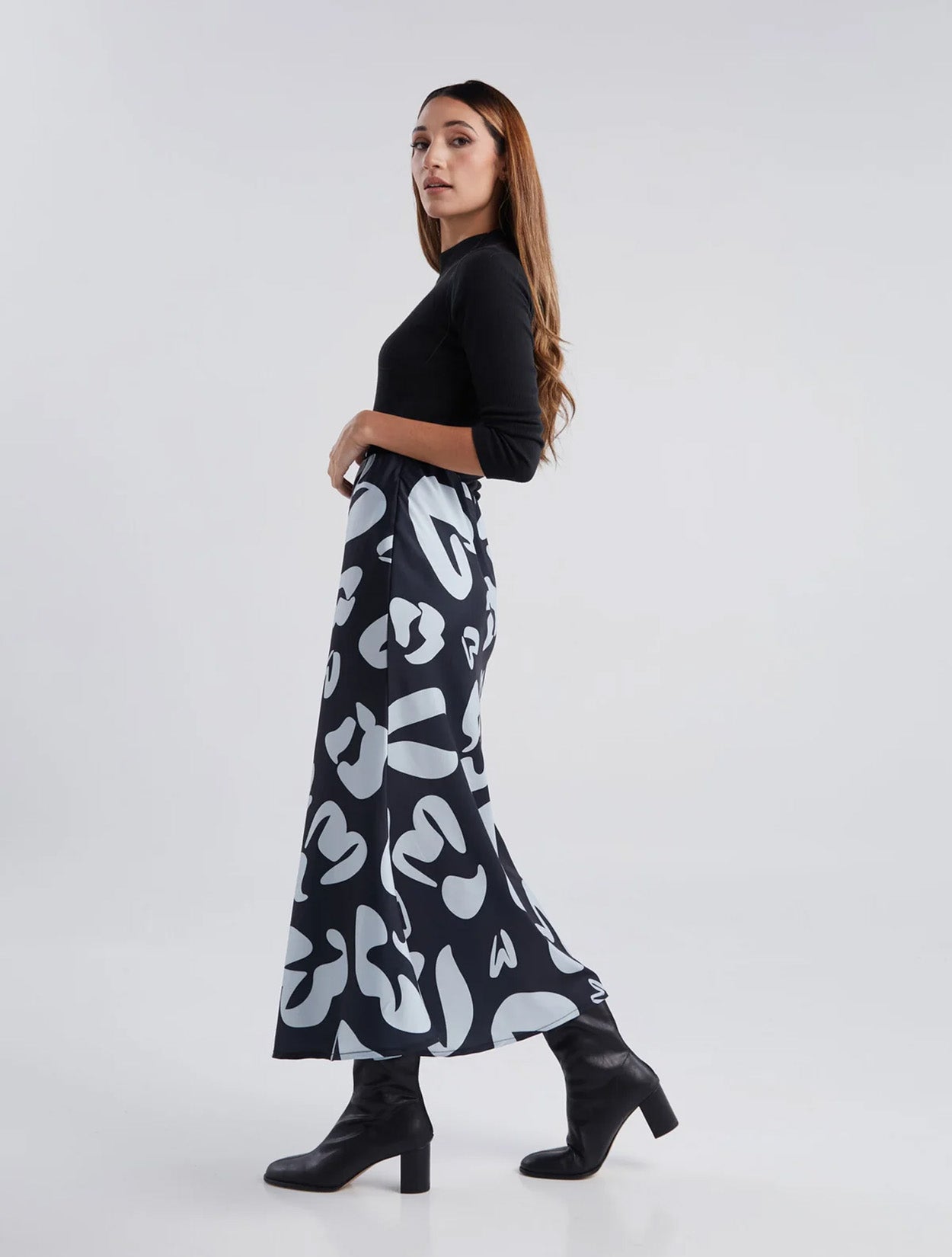 Falda midi azul con bordado Soy Libre para mujer – Juliana Sanchez | Casa Precis, Concept Store. Segundo plano.