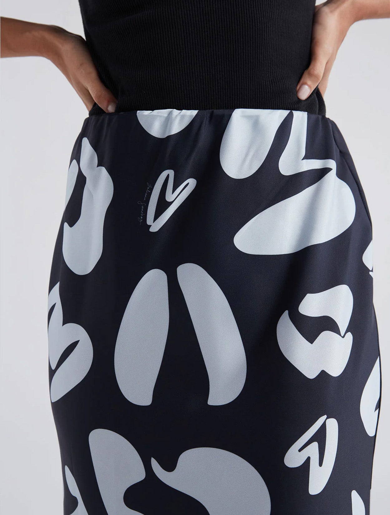 Falda midi azul con bordado Soy Libre para mujer – Juliana Sanchez | Casa Precis, Concept Store. Tercer plano.