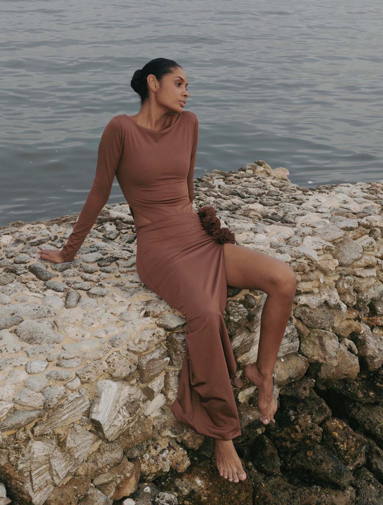 Falda Antares de Santo Azul en color brown con silueta midi y caída fluida para mujer – Moda colombiana de lujo artesanal | Casa Precis, Concept Store