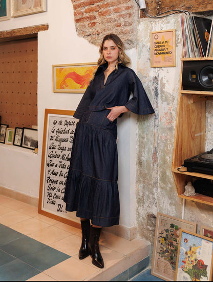 Falda midi en denim de la marca Diana Buelvas con tiro alto y silueta estructurada – Moda colombiana de lujo contemporáneo y diseño de autor | Casa Precis, Concept Store