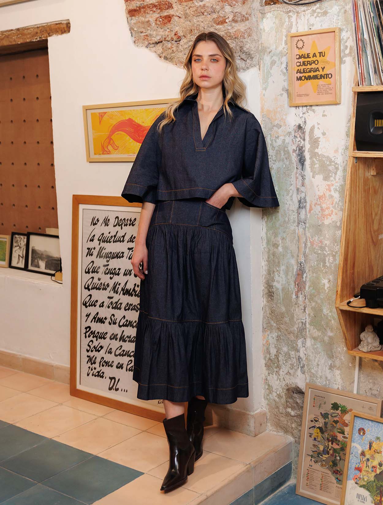 Falda midi en denim de la marca Diana Buelvas con tiro alto y silueta estructurada – Moda colombiana de lujo contemporáneo y diseño de autor | Casa Precis, Concept Store