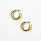 Aretes tipo candonga Fixi Hoops dorados con baño de oro y diseño arquitectónico para mujer – Sofía Llanos | Casa Precis, Concept Store. Primer plano.