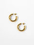 Aretes tipo candonga Fixi Hoops dorados con baño de oro y diseño arquitectónico para mujer – Sofía Llanos | Casa Precis, Concept Store. Primer plano.