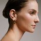 Aretes tipo candonga Fixi Hoops dorados con baño de oro y diseño arquitectónico para mujer – Sofía Llanos | Casa Precis, Concept Store. Segundo plano.