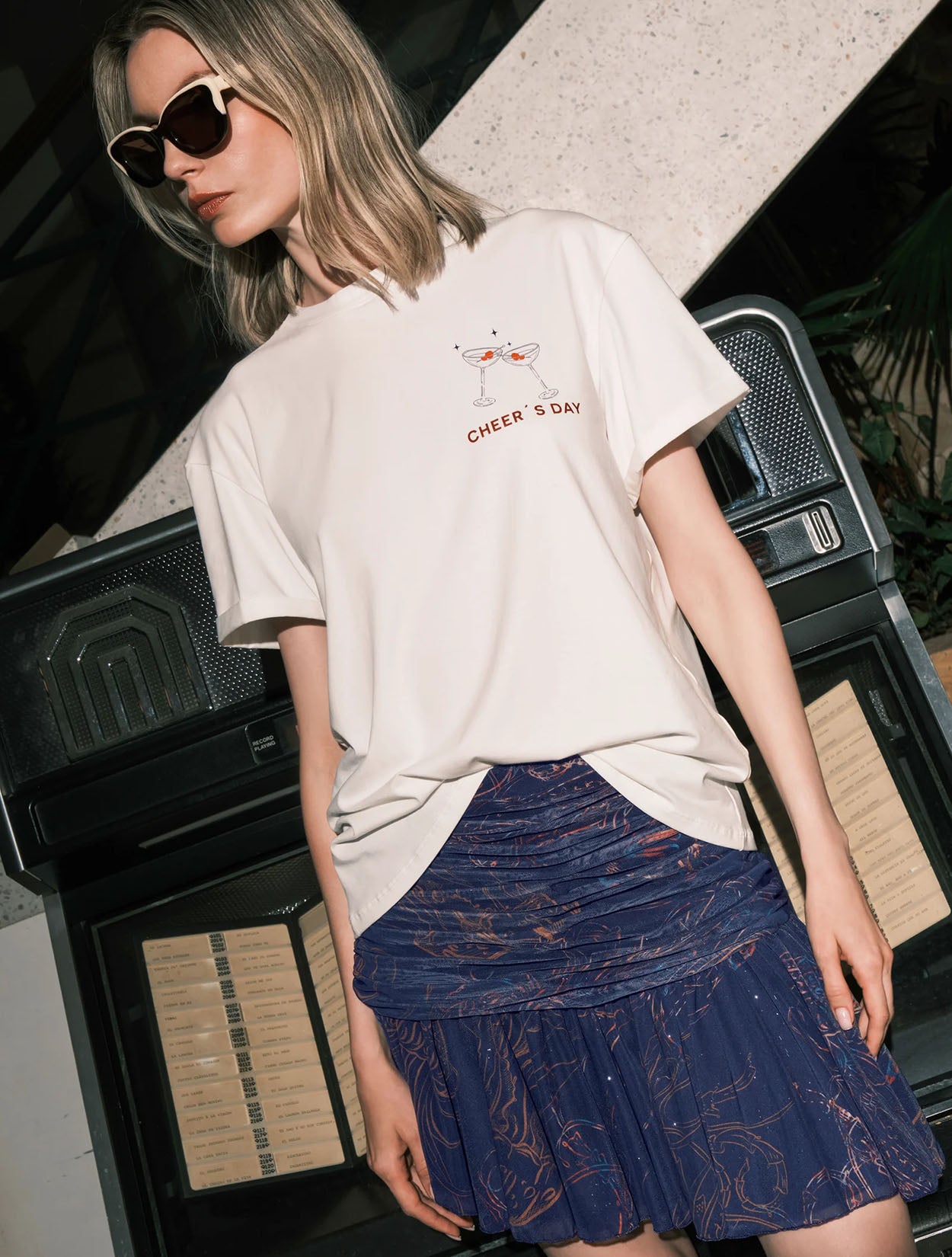 Falda corta Ninfa Mini Skirt Jelly Deep Print de la marca Barcés con estampado marino abstracto de autor y silueta fluida ligera – Minifalda de lujo hecha en Colombia | Casa Precis, Concept Store