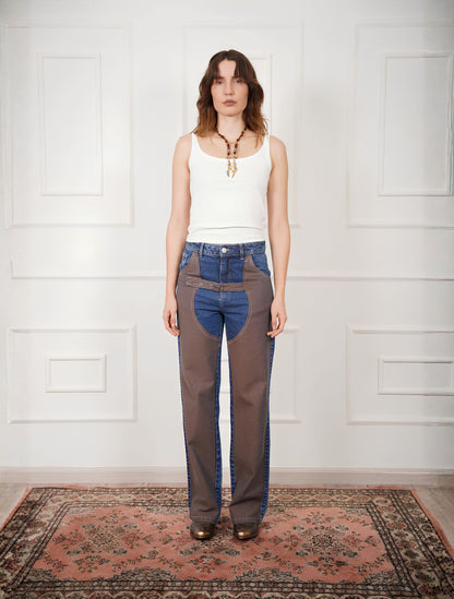 Almost Chap Jeans de la marca Piani con silueta deconstruida tipo chaparrera de diseño de autor en denim premium – Pantalón vanguardista de lujo hecho en Colombia | Casa Precis, Concept Store