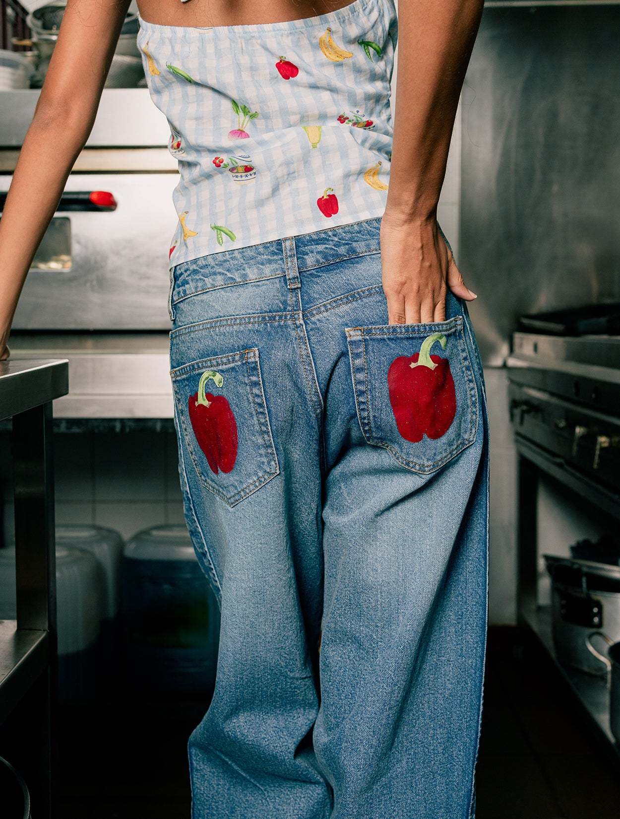 Jean Pimentón de Wacky en color rojo vibrante con silueta recta y talle alto para mujer – Moda colombiana en denim de color | Casa Precis, Concept Store