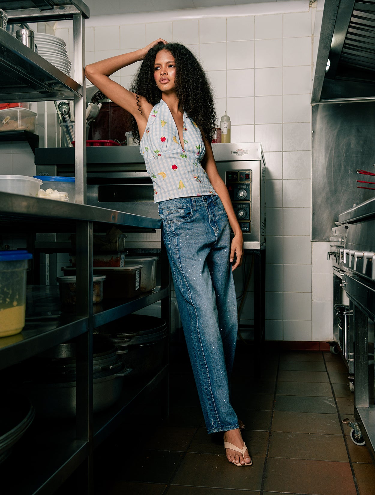 Jean Pimentón de Wacky en color rojo vibrante con silueta recta y talle alto para mujer – Moda colombiana en denim de color | Casa Precis, Concept Store 2