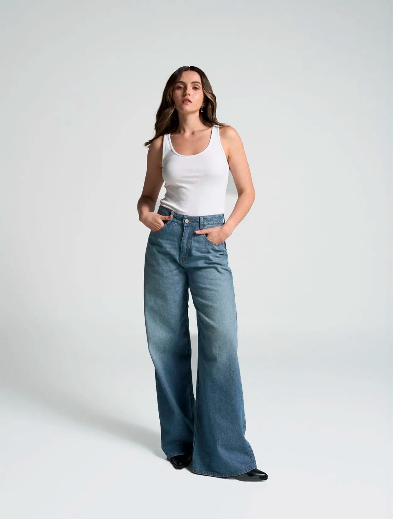 Jean azul de tiro alto con bolsillos en forma de corazón para mujer – Juliana Sanchez | Casa Precis, Concept Store. Primer plano.