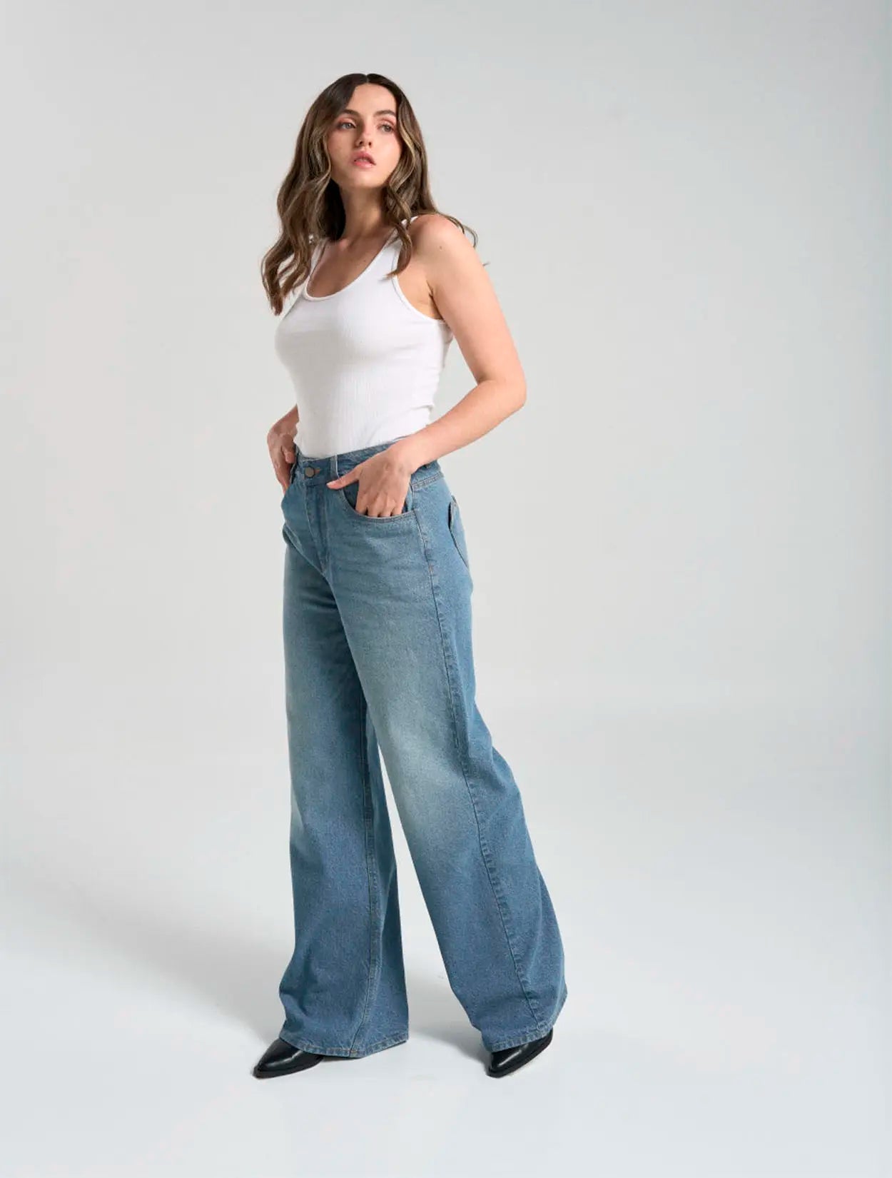 Jean azul de tiro alto con bolsillos en forma de corazón para mujer – Juliana Sanchez | Casa Precis, Concept Store. Segundo plano.