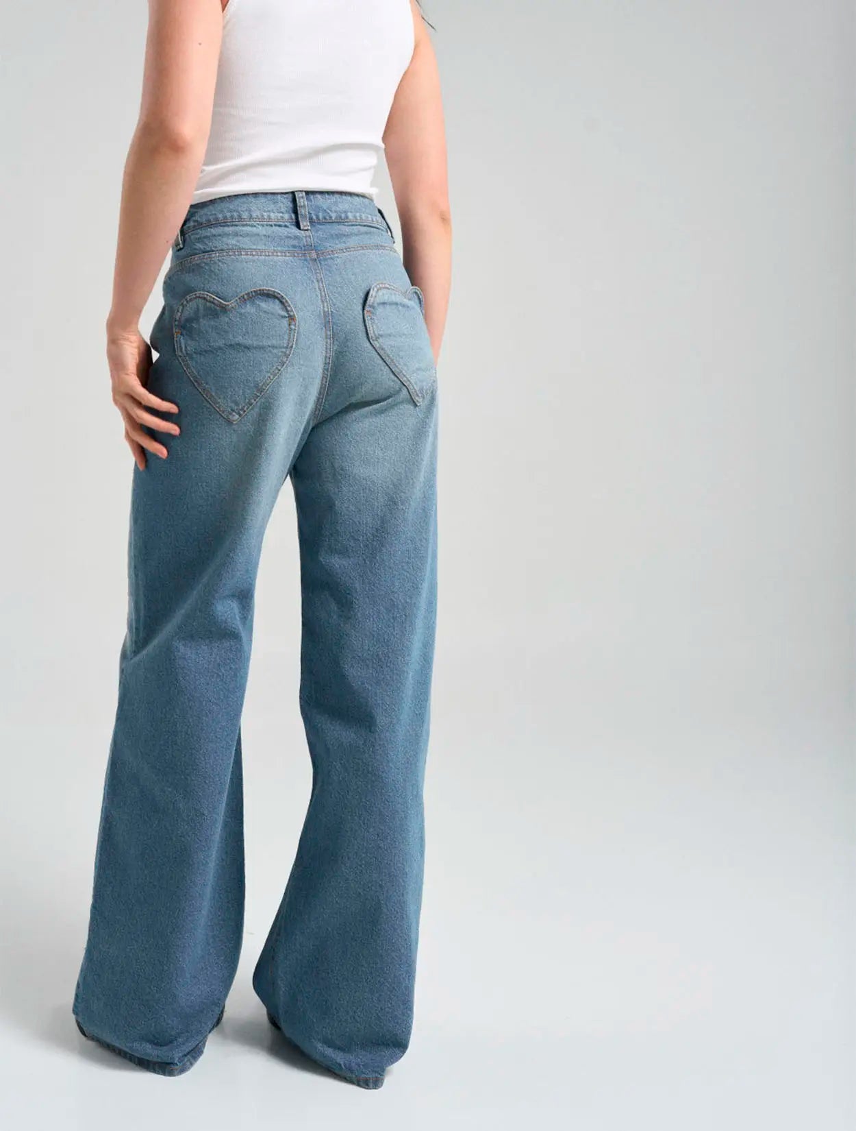 Jean azul de tiro alto con bolsillos en forma de corazón para mujer – Juliana Sanchez | Casa Precis, Concept Store.Tercer plano.