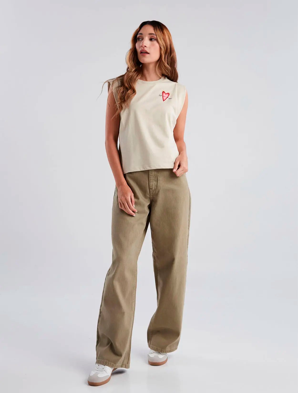 Jean verde de tiro alto con bolsillos en forma de corazón para mujer – Juliana Sanchez | Casa Precis, Concept Store. Primer plano.