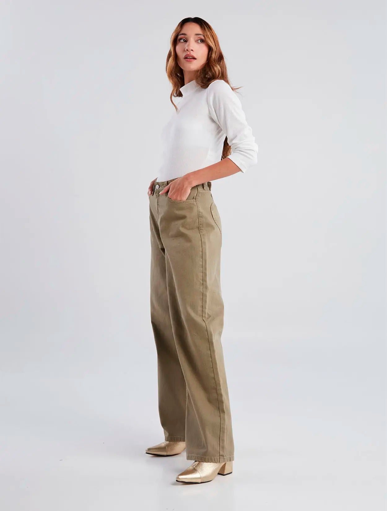 Jean verde de tiro alto con bolsillos en forma de corazón para mujer – Juliana Sanchez | Casa Precis, Concept Store. Segundo plano.