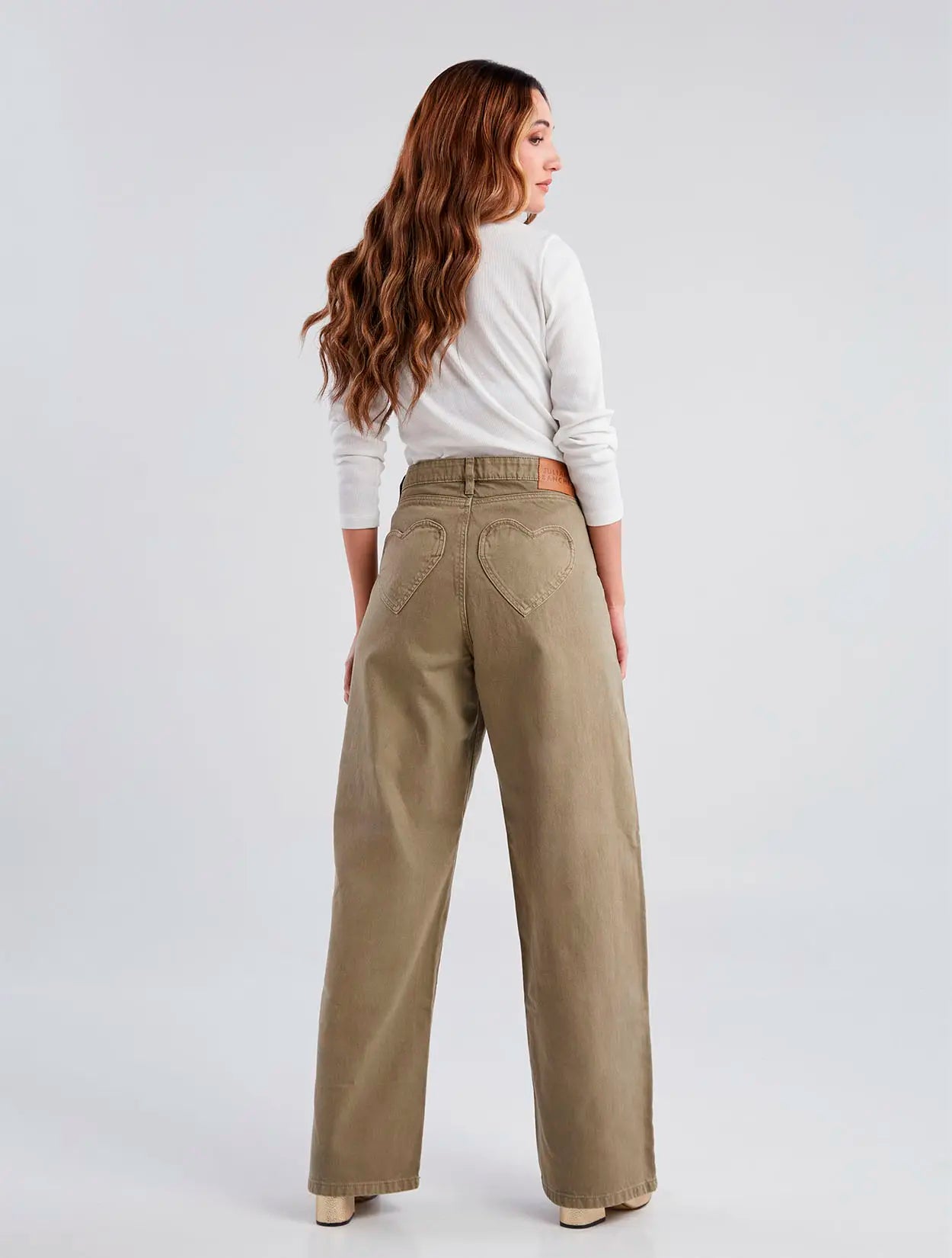 Jean verde de tiro alto con bolsillos en forma de corazón para mujer – Juliana Sanchez | Casa Precis, Concept Store. Tercer plano.