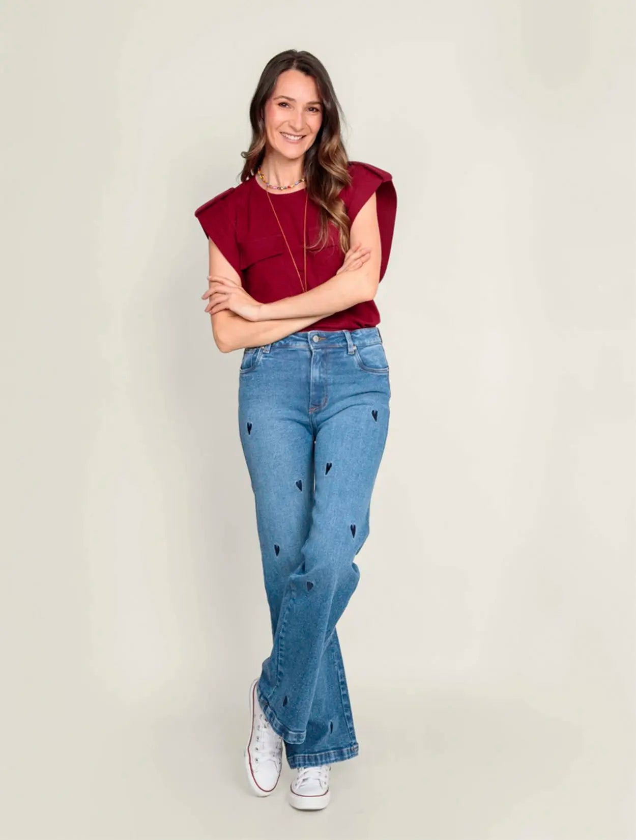 Jean azul de tiro alto con bordados de corazones para mujer – Juliana Sanchez | Casa Precis, Concept Store. Primer plano.
