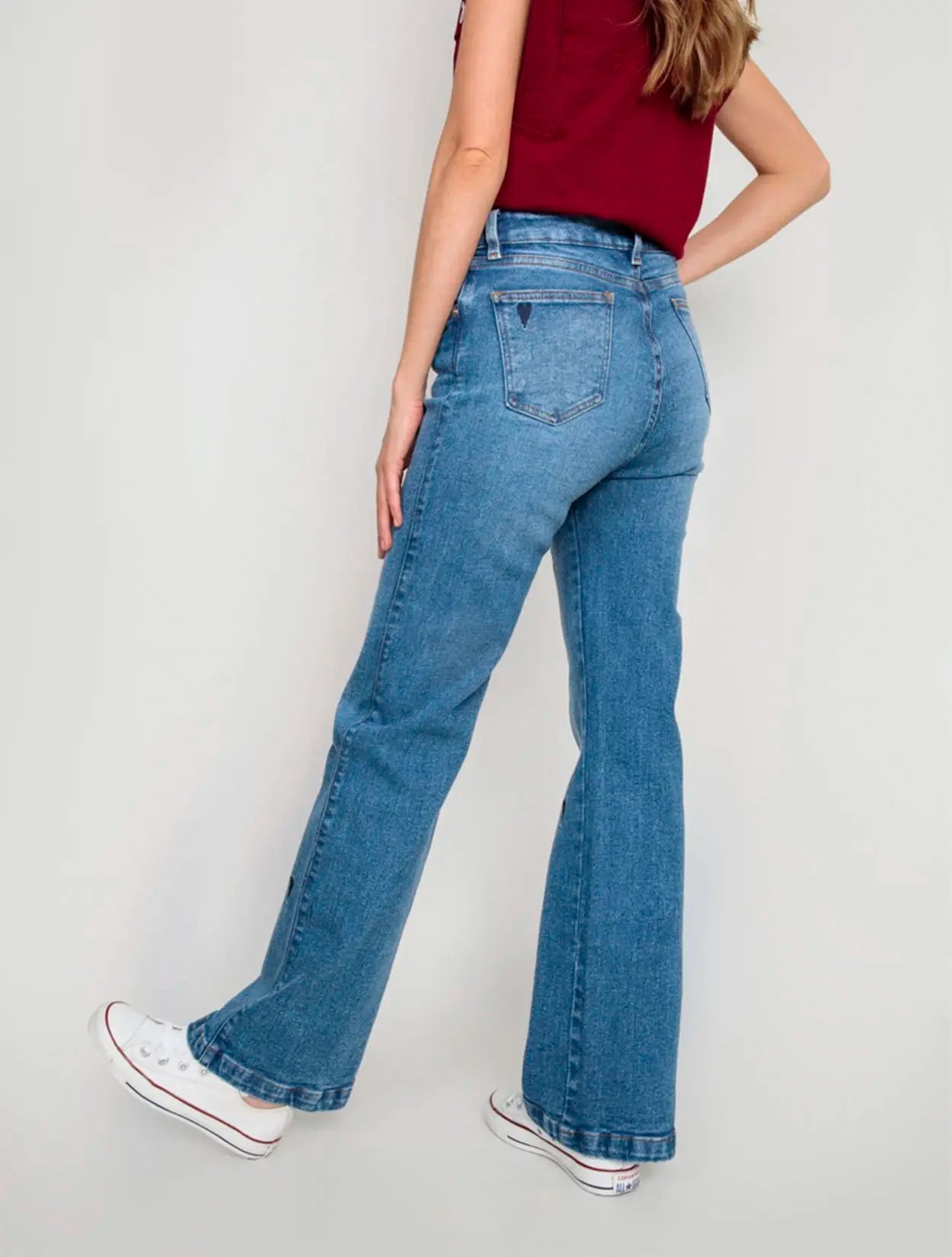 Jean azul de tiro alto con bordados de corazones para mujer – Juliana Sanchez | Casa Precis, Concept Store. Tercer plano.