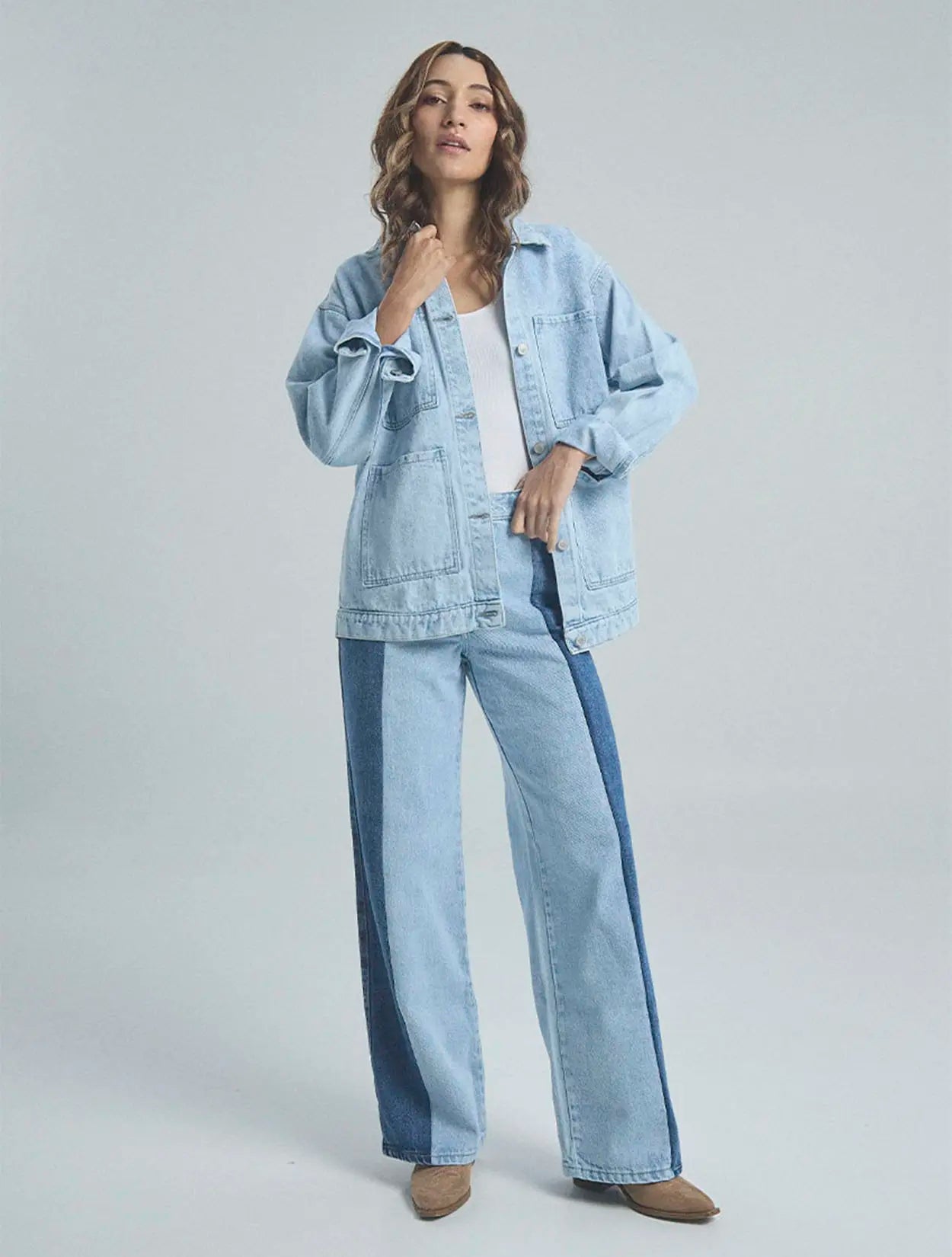 Jean azul de tiro alto en dos tonos con diseño de mitades para mujer – Juliana Sanchez | Casa Precis, Concept Store. Primer plano.