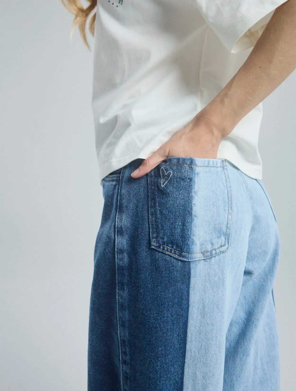 Jean azul de tiro alto en dos tonos con diseño de mitades para mujer – Juliana Sanchez | Casa Precis, Concept Store. Tercer plano.