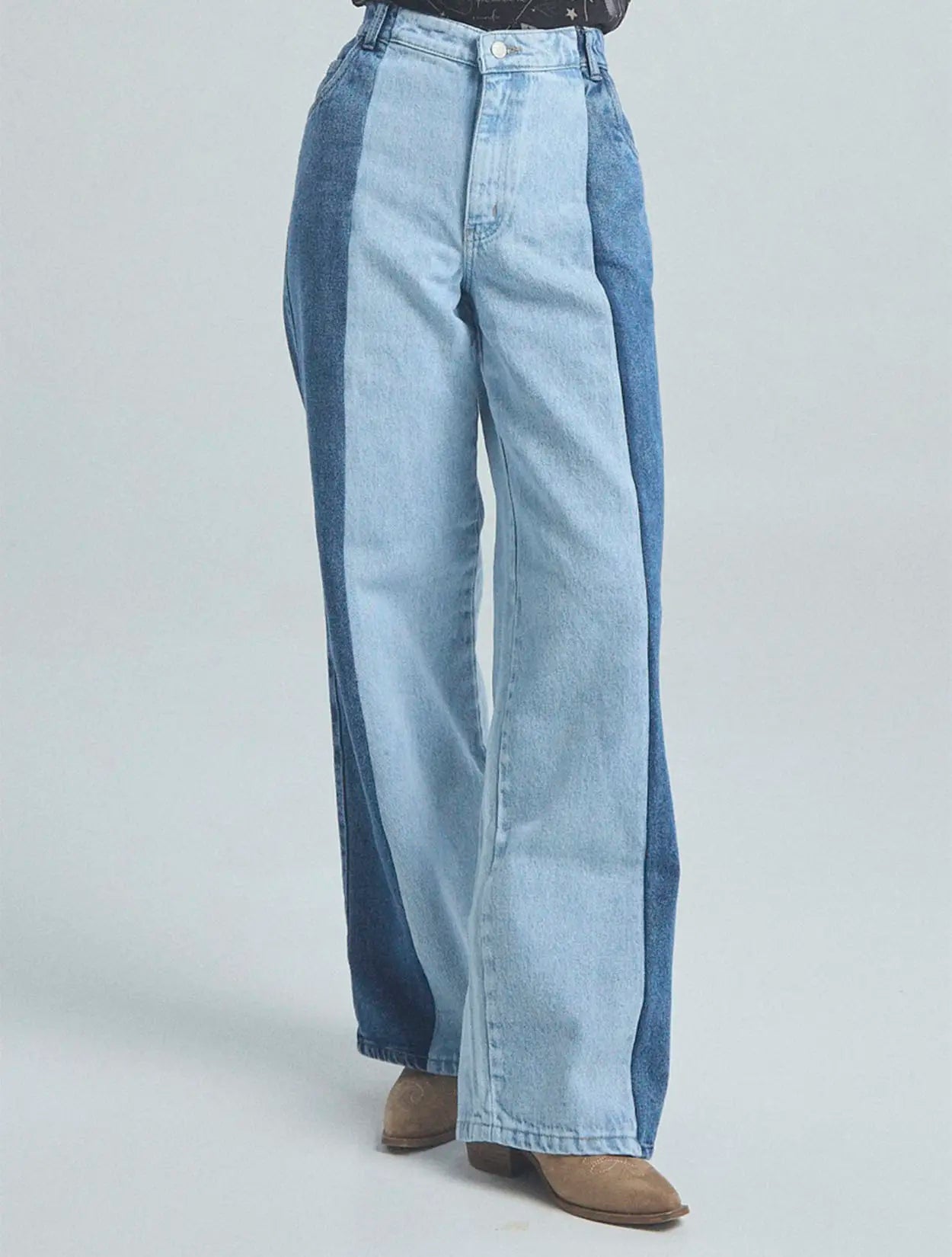 Jean azul de tiro alto en dos tonos con diseño de mitades para mujer – Juliana Sanchez | Casa Precis, Concept Store. Segundo plano.