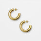 Aretes tipo candonga Menik Hoops dorados con baño de oro y diseño de eslabón para mujer – Sofía Llanos | Casa Precis, Concept Store. Primer plano.