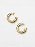 Aretes tipo candonga Menik Hoops dorados con baño de oro y diseño de eslabón para mujer – Sofía Llanos | Casa Precis, Concept Store. Primer plano.