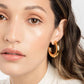 Aretes tipo candonga Menik Hoops dorados con baño de oro y diseño de eslabón para mujer – Sofía Llanos | Casa Precis, Concept Store. Segundo plano.