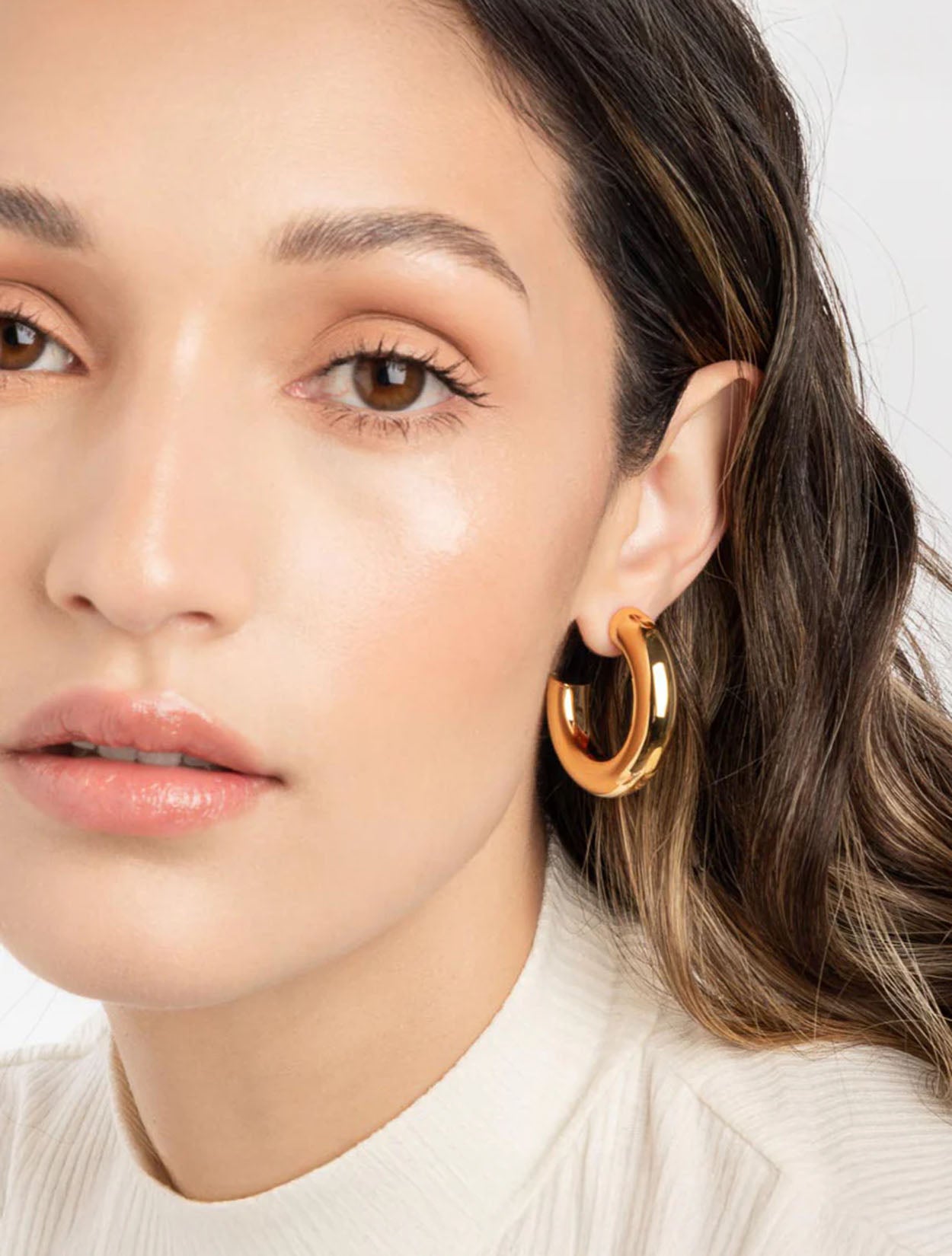 Aretes tipo candonga Menik Hoops dorados con baño de oro y diseño de eslabón para mujer – Sofía Llanos | Casa Precis, Concept Store. Segundo plano.