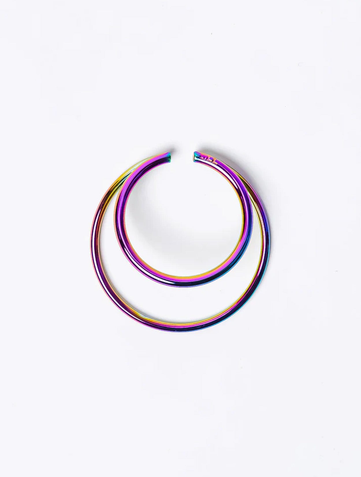 Earcuff maxi Nethos en acrílico iridiscente con acabado holográfico y diseño envolvente para mujer – Sofía Llanos | Casa Precis, Concept Store. Primer plano.