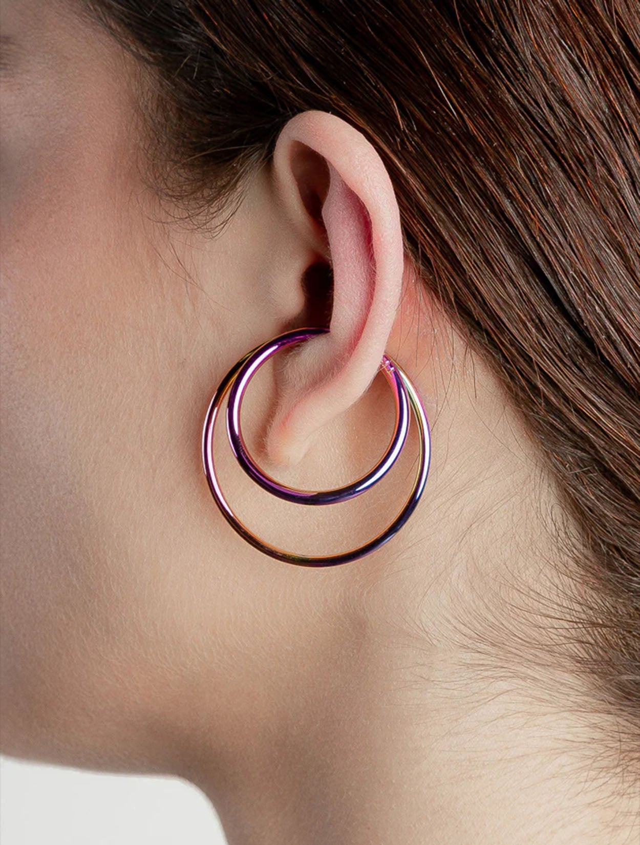 Earcuff maxi Nethos en acrílico iridiscente con acabado holográfico y diseño envolvente para mujer – Sofía Llanos | Casa Precis, Concept Store. Segundo plano.