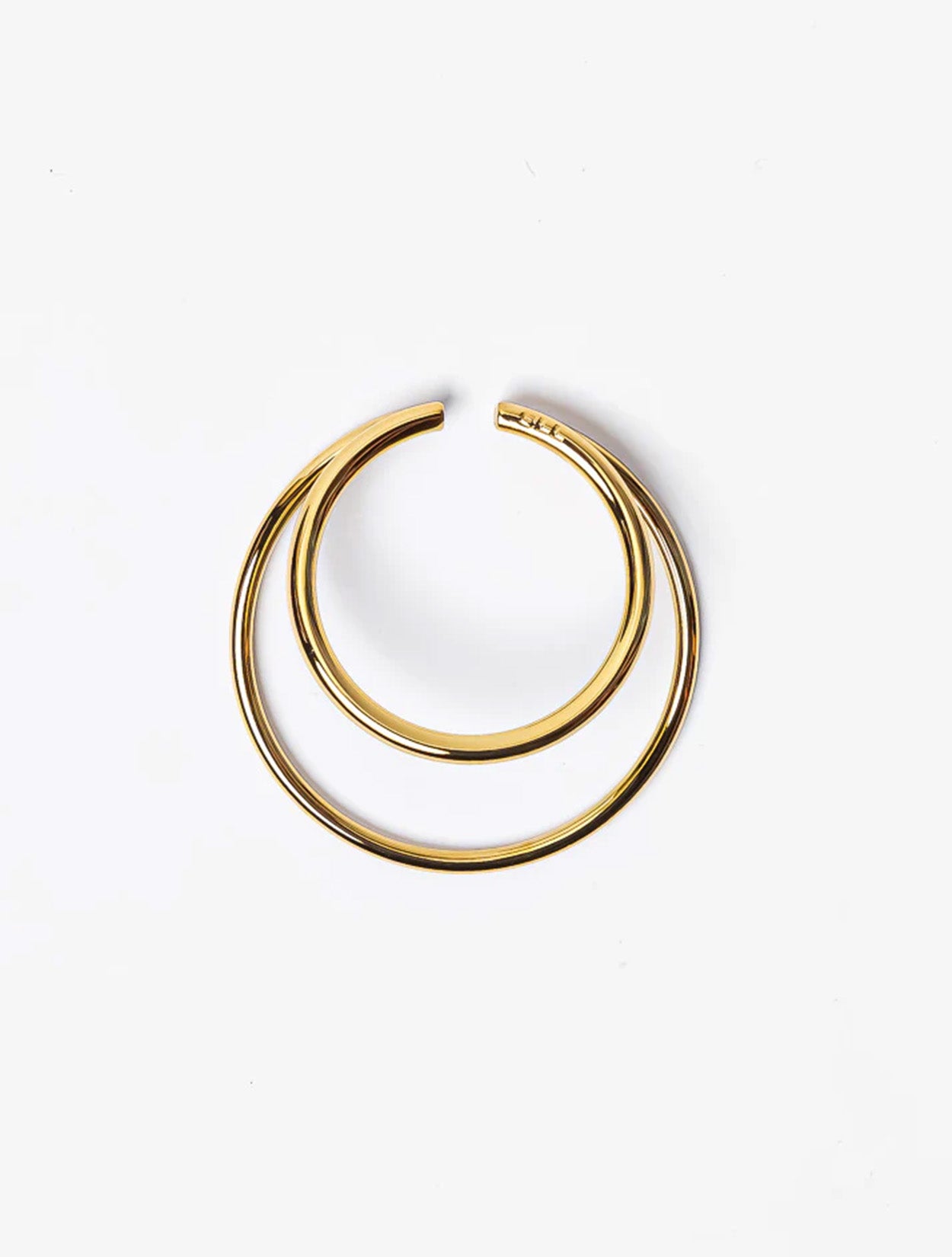 Earcuff maxi Nethos en acrílico iridiscente con diseño envolvente y efecto holográfico para mujer – Sofía Llanos | Casa Precis, Concept Store. Primer plano,.