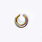 Earcuff mini Nethos en acrílico iridiscente con acabado holográfico y diseño orgánico para mujer – Sofía Llanos | Casa Precis, Concept Store. Primer plano.