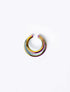 Earcuff mini Nethos en acrílico iridiscente con acabado holográfico y diseño orgánico para mujer – Sofía Llanos | Casa Precis, Concept Store. Primer plano.