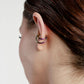 Earcuff mini Nethos en acrílico iridiscente con acabado holográfico y diseño orgánico para mujer – Sofía Llanos | Casa Precis, Concept Store. Segundo plano.