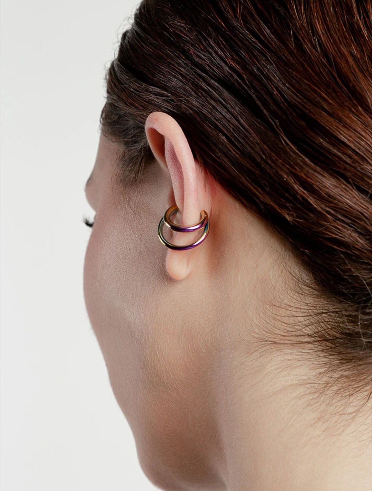 Earcuff mini Nethos en acrílico iridiscente con acabado holográfico y diseño orgánico para mujer – Sofía Llanos | Casa Precis, Concept Store. Segundo plano.