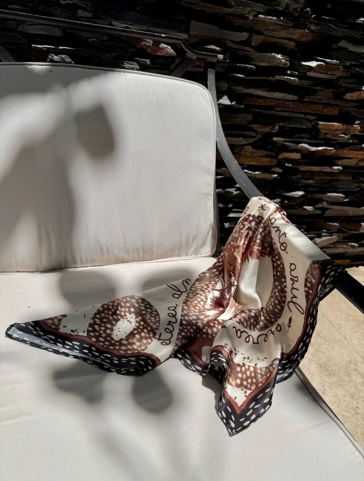 Pañoleta Savanna de Santo Azul con estampado Savanna Stamping de autor – Accesorio de lujo colombiano versátil | Casa Precis, Concept Store