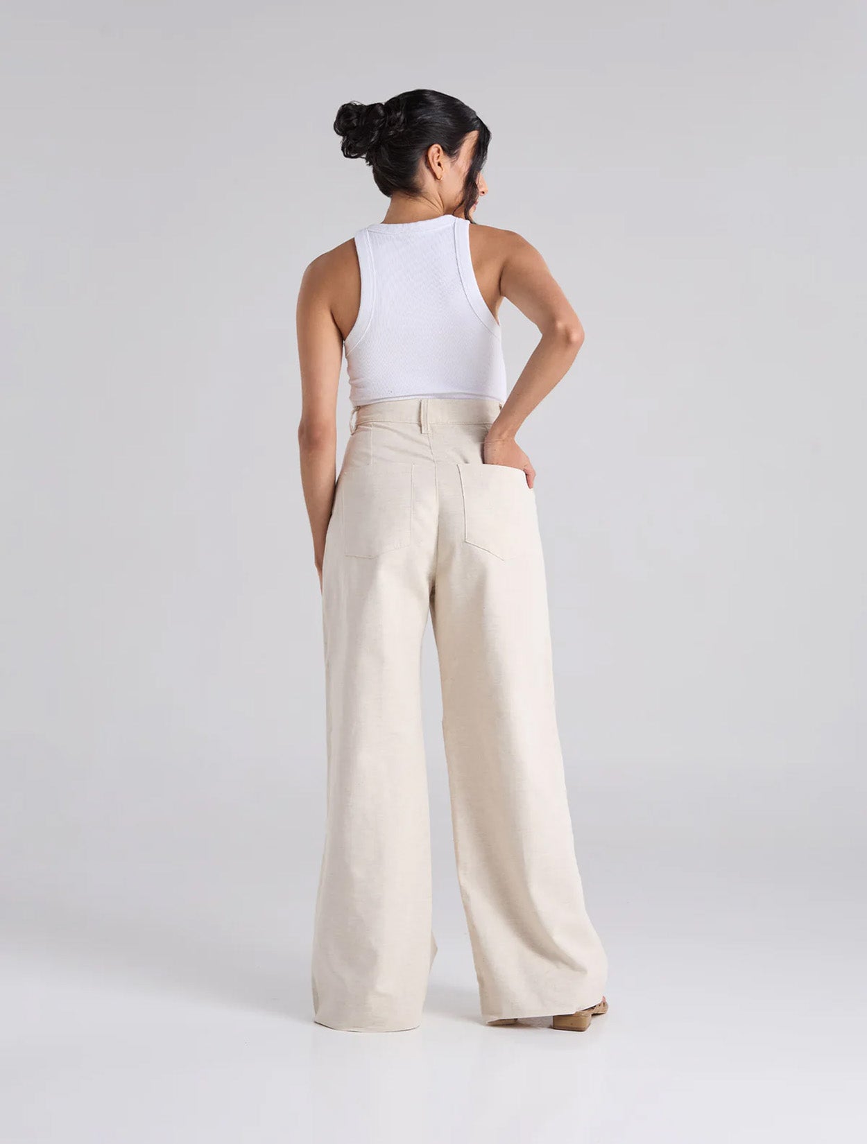 Pantalón recto en dril color arena con bordado AHORA para mujer – Juliana Sanchez | Casa Precis, Concept Store. Segundo plano.