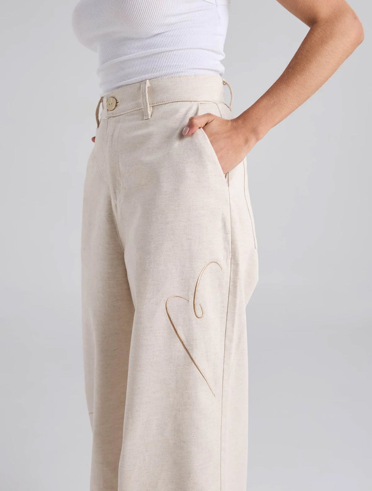 Pantalón recto en dril color arena con bordado AHORA para mujer – Juliana Sanchez | Casa Precis, Concept Store. Tercer plano.