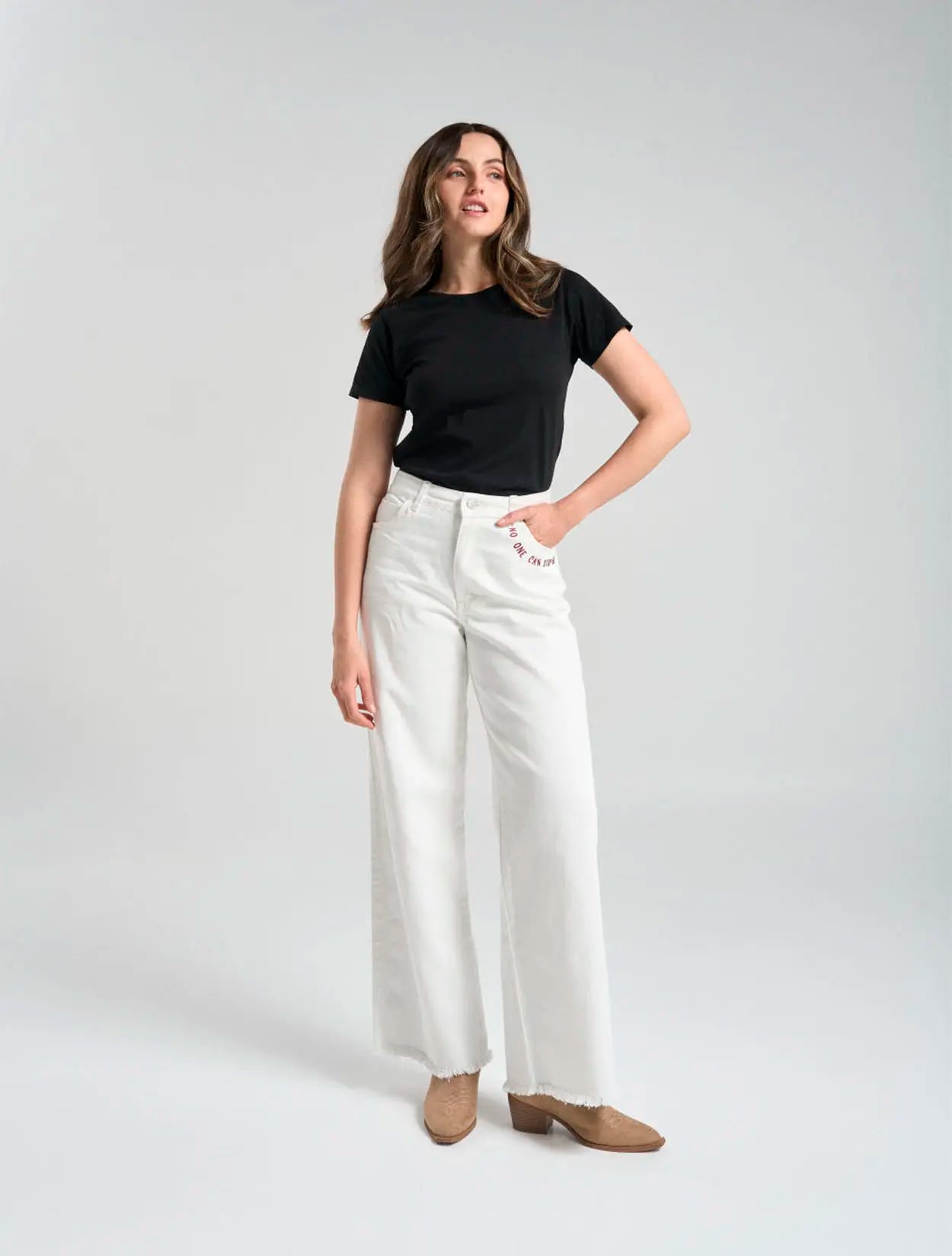 Pantalón recto blanco en dril con bordado Can't Stop Me para mujer – Juliana Sanchez | Casa Precis, Concept Store. Primer plano.