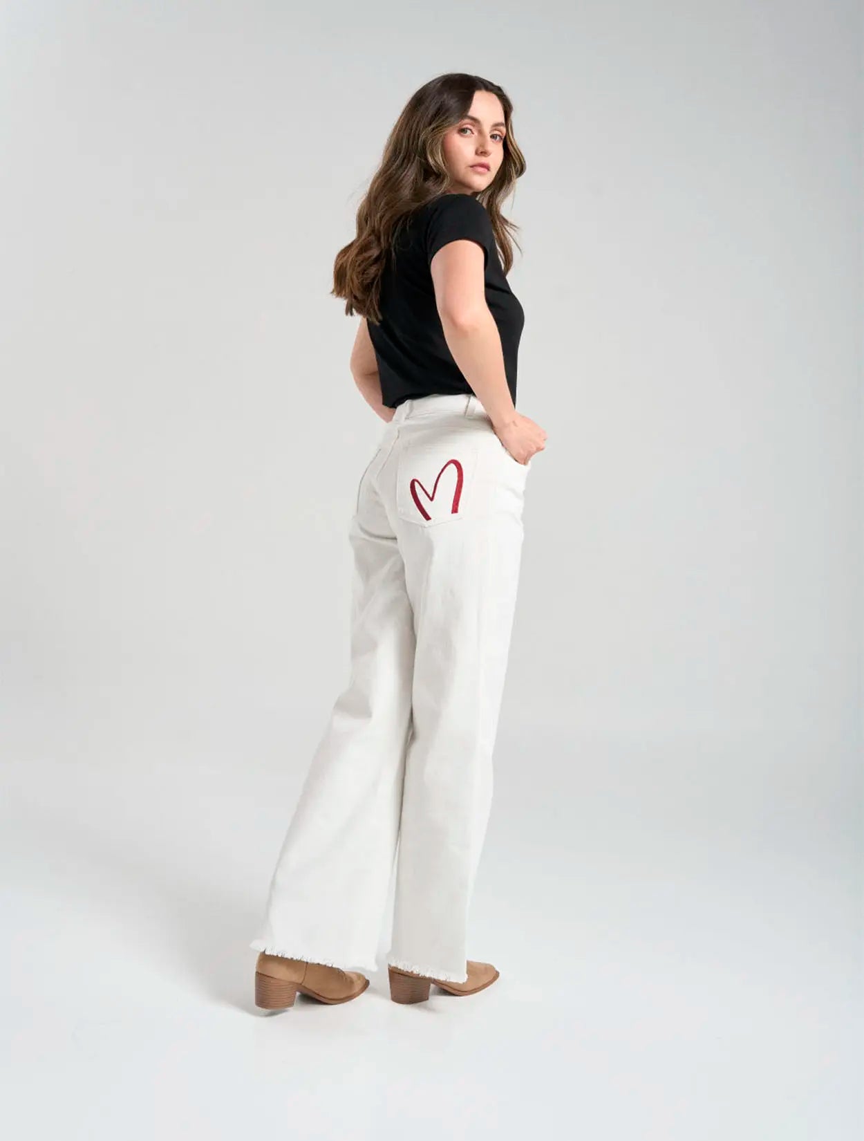 Pantalón recto blanco en dril con bordado Can't Stop Me para mujer – Juliana Sanchez | Casa Precis, Concept Store. Segundo plano.