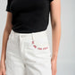 Pantalón recto blanco en dril con bordado Can't Stop Me para mujer – Juliana Sanchez | Casa Precis, Concept Store. Tercer plano.