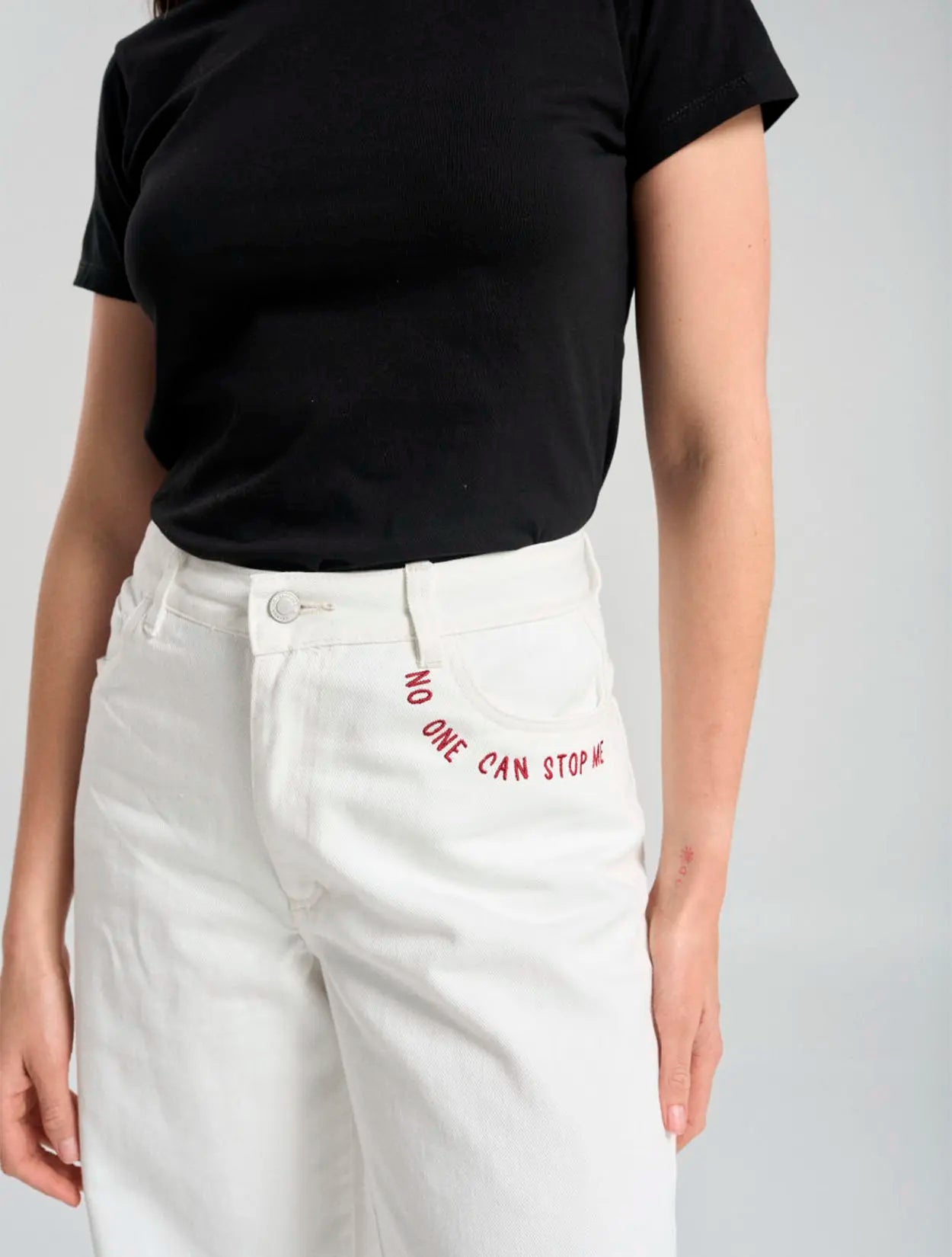 Pantalón recto blanco en dril con bordado Can't Stop Me para mujer – Juliana Sanchez | Casa Precis, Concept Store. Tercer plano.