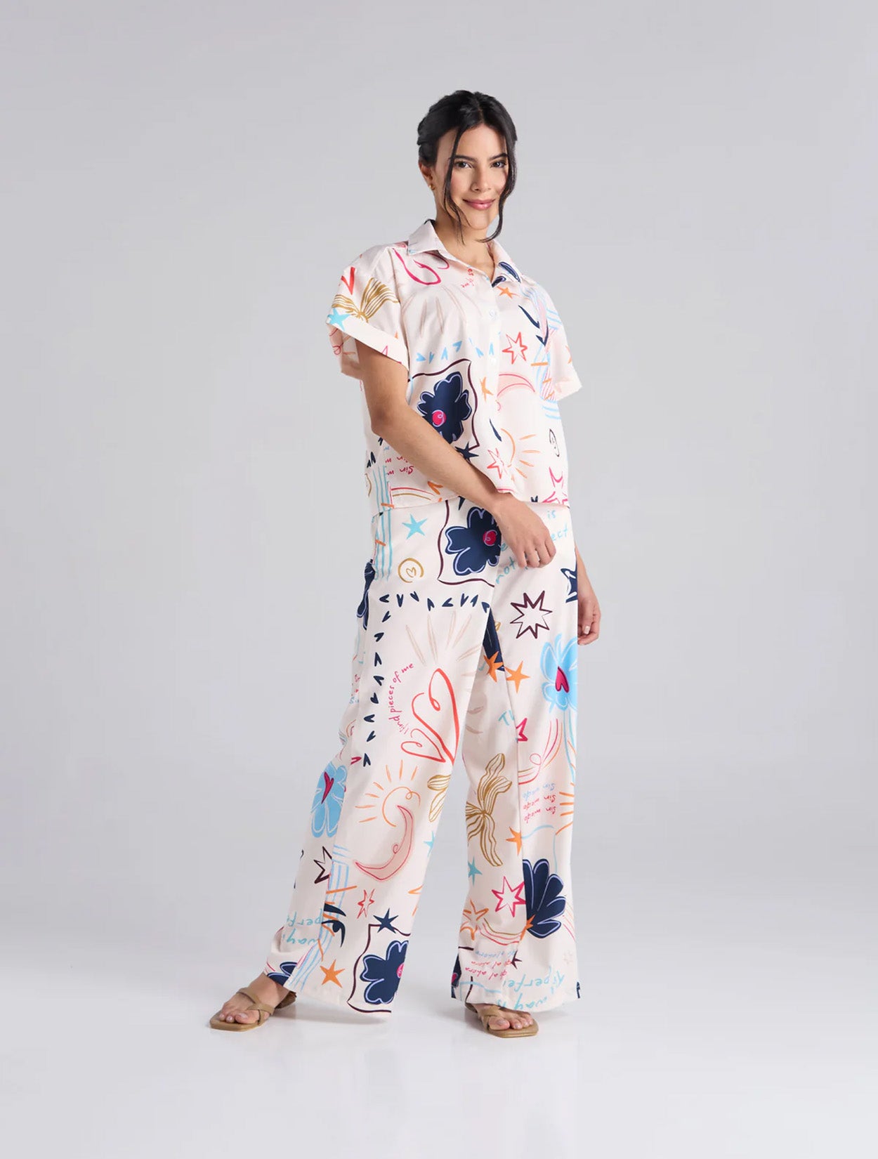 Pantalón recto en dril color marfil con bordado Happy Life para mujer – Juliana Sanchez | Casa Precis, Concept Store. Primer plano.