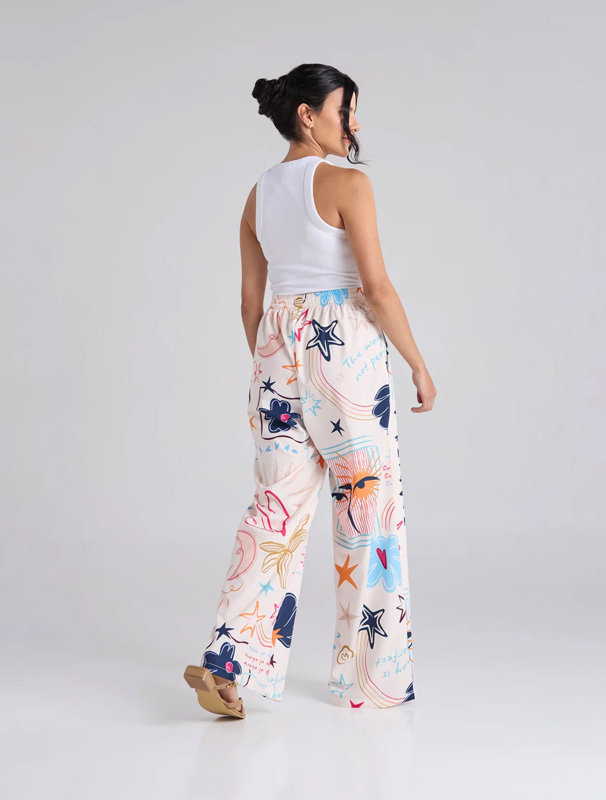 Pantalón recto en dril color marfil con bordado Happy Life para mujer – Juliana Sanchez | Casa Precis, Concept Store. Segundo plano.
