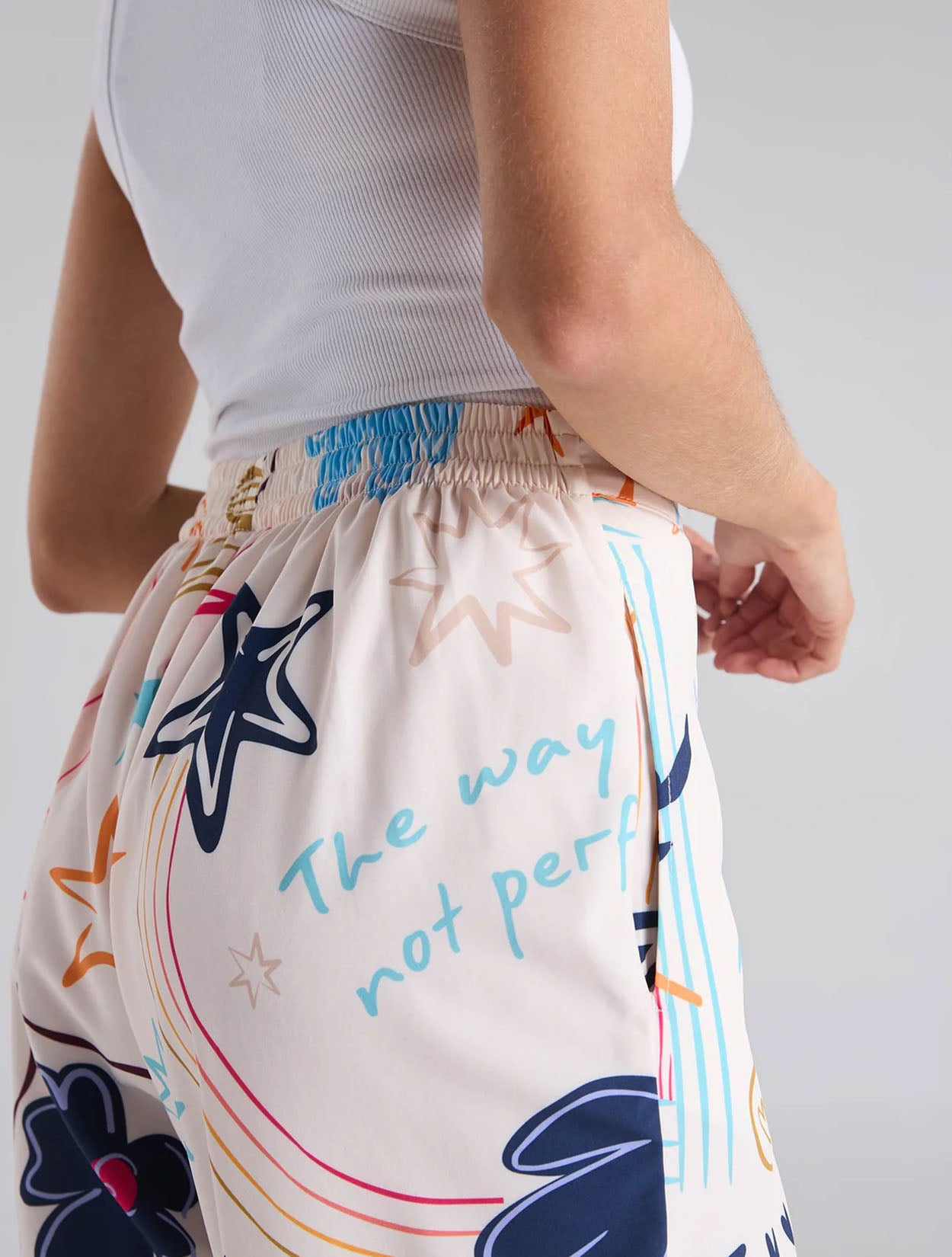 Pantalón recto en dril color marfil con bordado Happy Life para mujer – Juliana Sanchez | Casa Precis, Concept Store. Tercer plano.