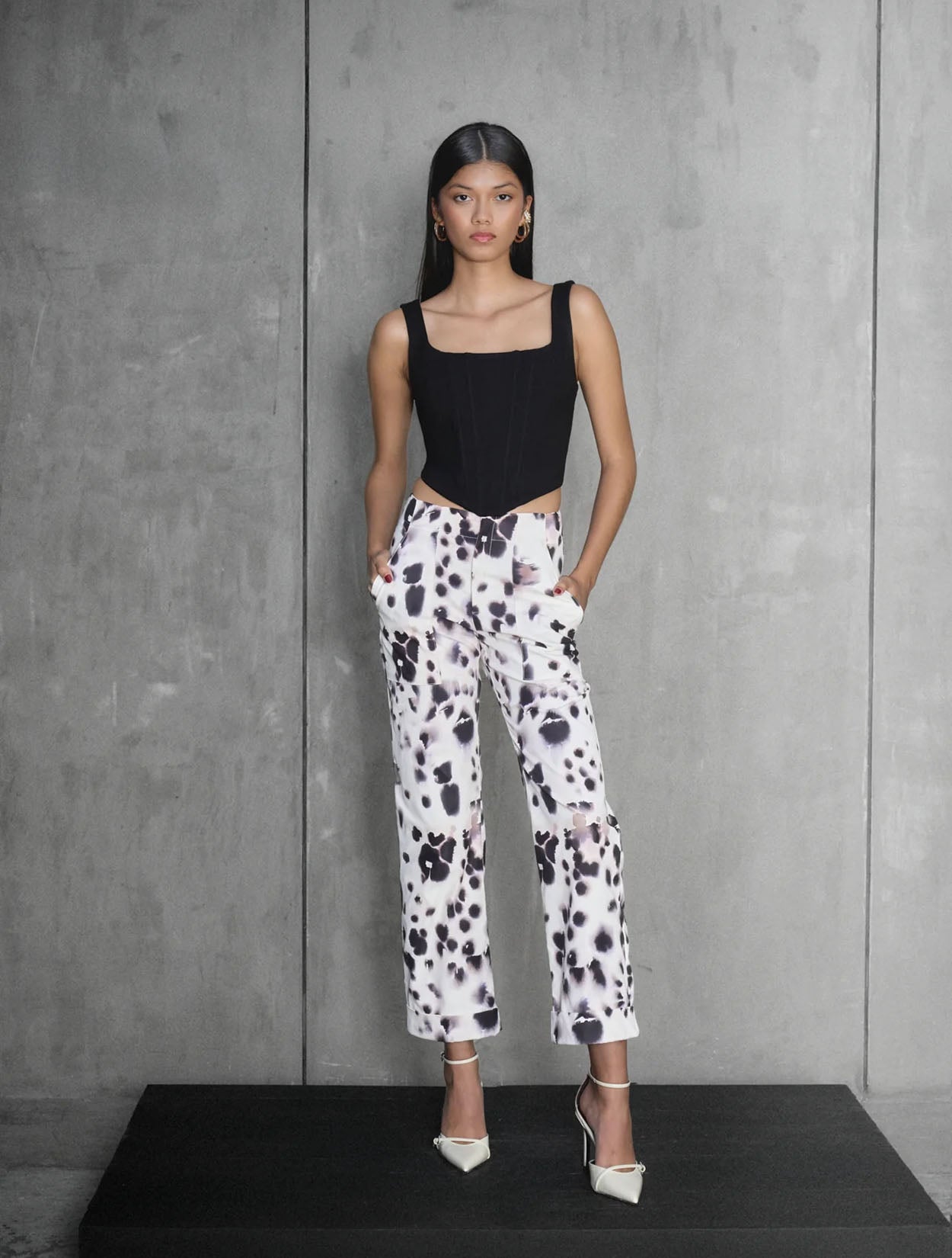 Top Urban Luxe de Nord & Sud estilo corset con escote cuadrado en color negro – Moda colombiana estructurada | Casa Precis, Concept Store. Primer plano.